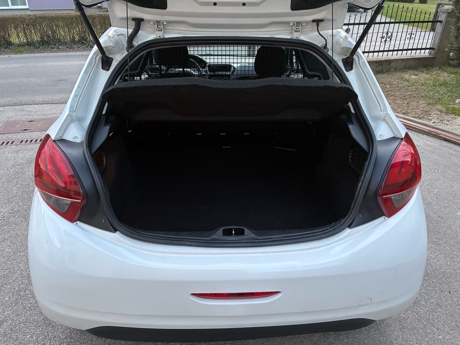 Peugeot 208 1,6 BlueHDi, fotografija 5