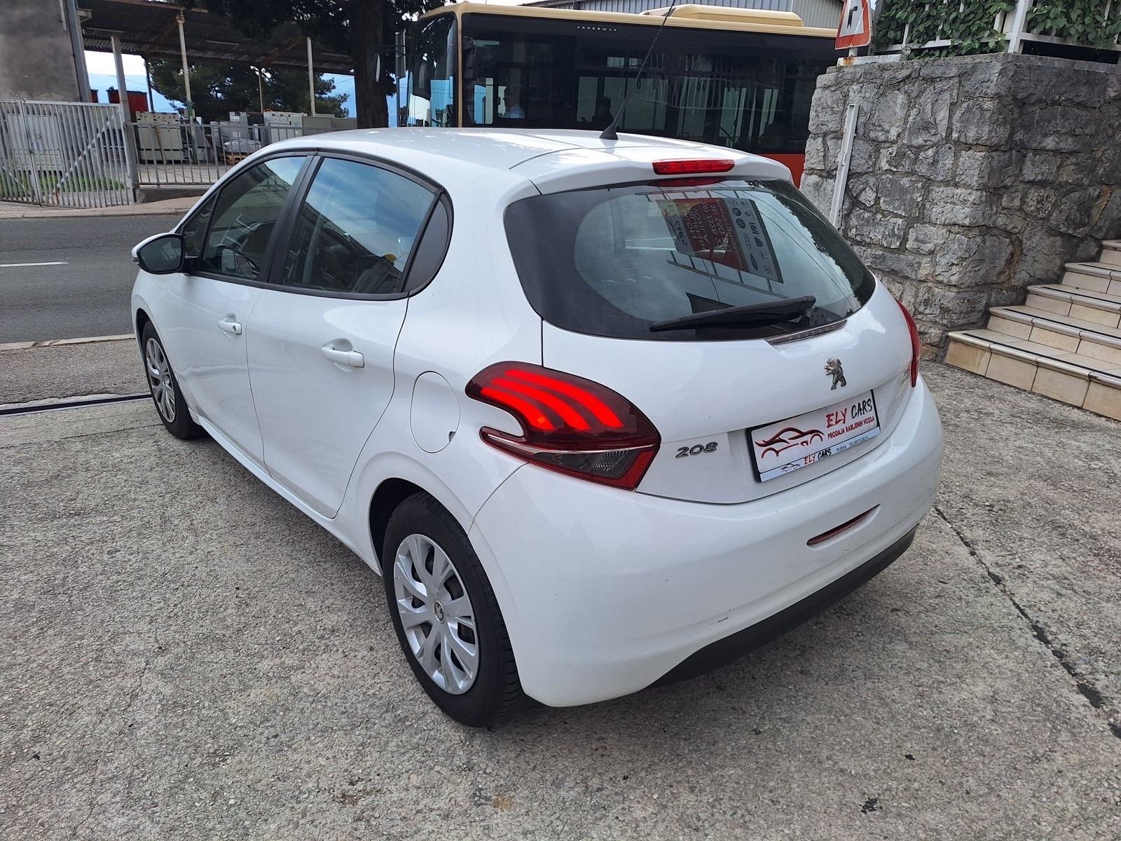 Peugeot 208 1,6 BlueHDi, fotografija 4
