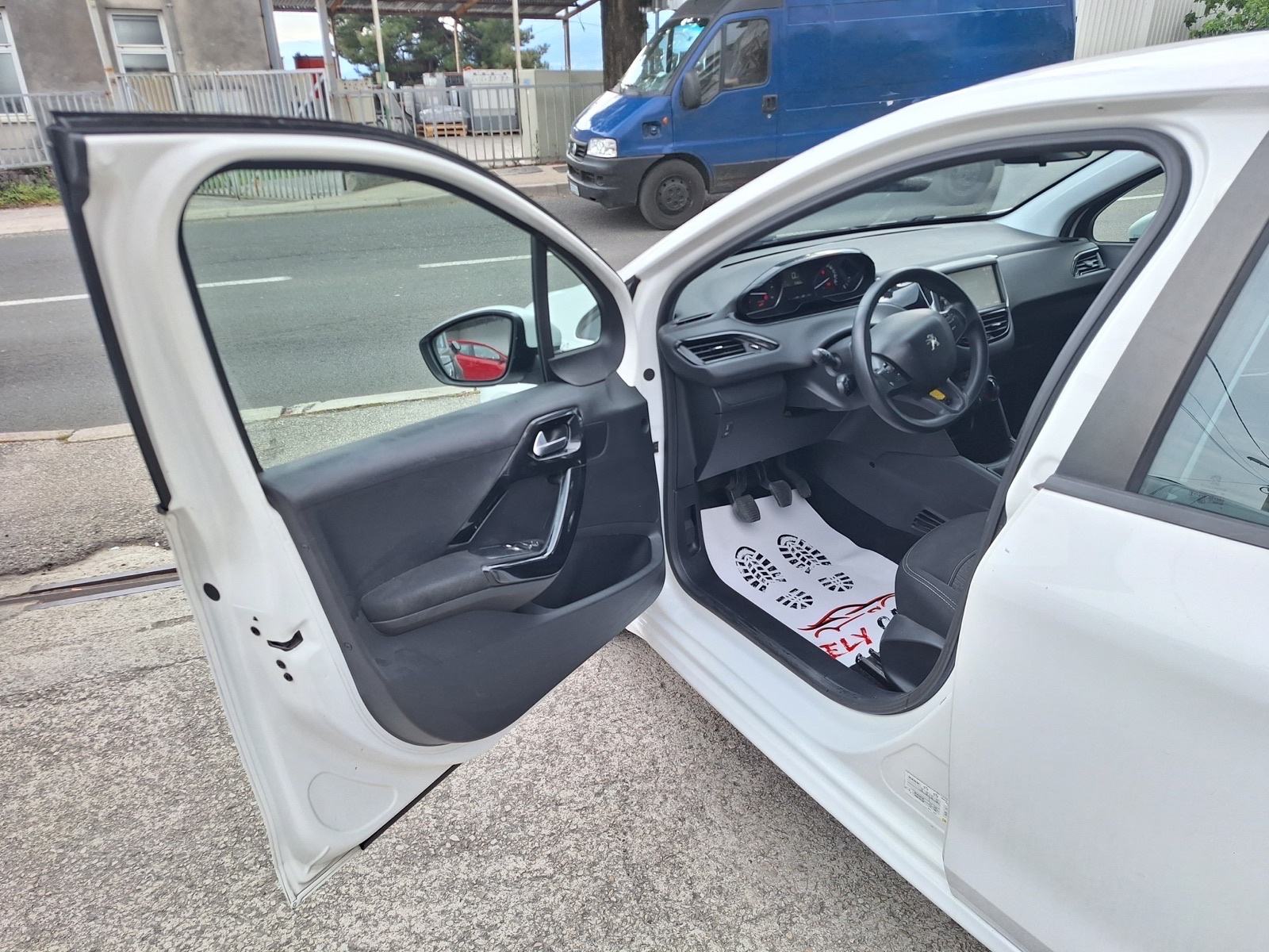 Peugeot 208 1,6 BlueHDi, fotografija 9