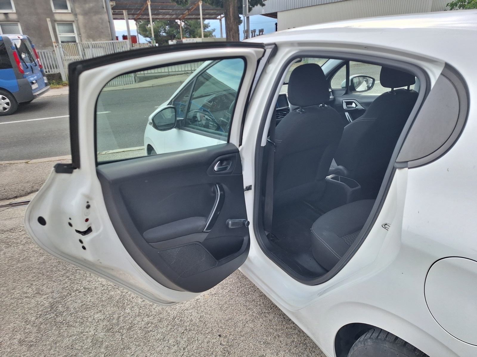 Peugeot 208 1,6 BlueHDi, fotografija 17