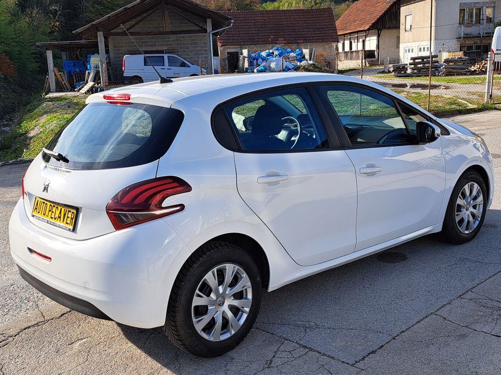 Peugeot 208 1,6 BlueHDi, fotografija 9