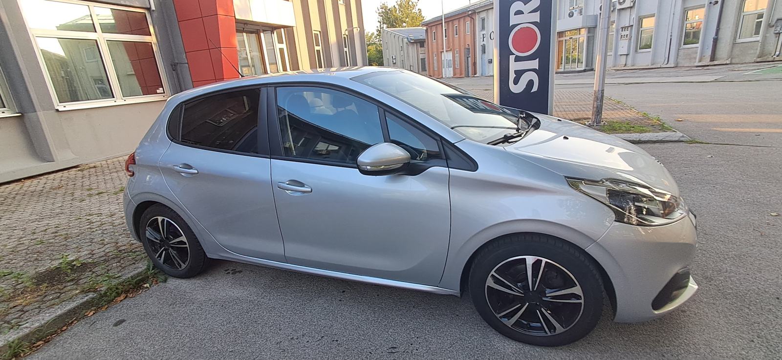 Peugeot 208 1,6 BlueHDi,PRILIKA, fotografija 1