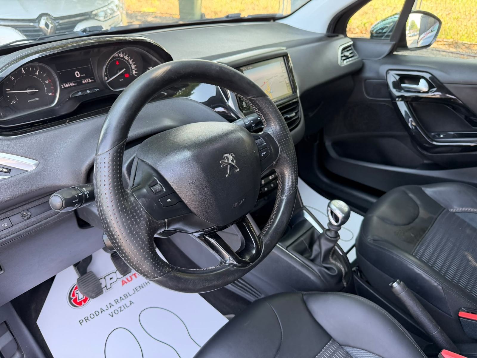 Peugeot 208 1,6 e-HDi - NAVI - KLIMA - TEMPOMAT - REGISTRIRAN, fotografija 9