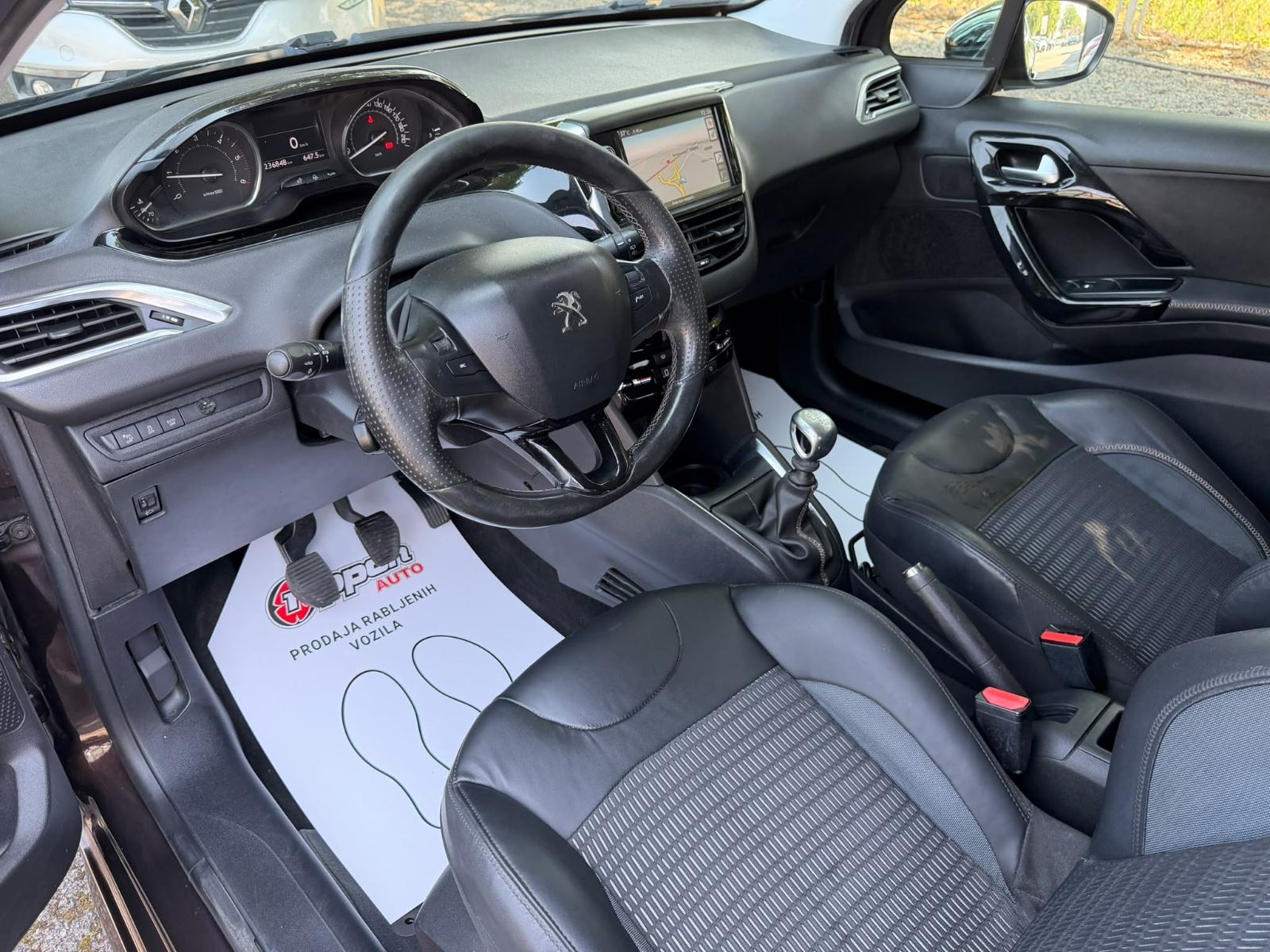 Peugeot 208 1,6 e-HDi - NAVI - KLIMA - TEMPOMAT - REGISTRIRAN, fotografija 10