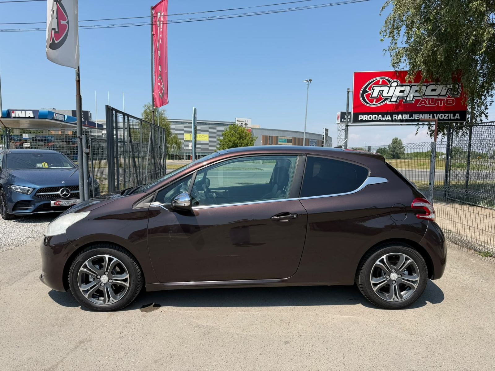 Peugeot 208 1,6 e-HDi - NAVI - KLIMA - TEMPOMAT - REGISTRIRAN, fotografija 3