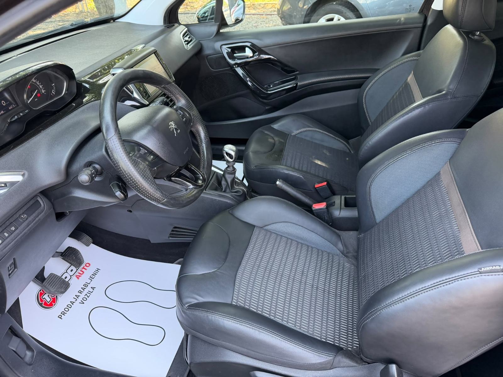 Peugeot 208 1,6 e-HDi - NAVI - KLIMA - TEMPOMAT - REGISTRIRAN, fotografija 11
