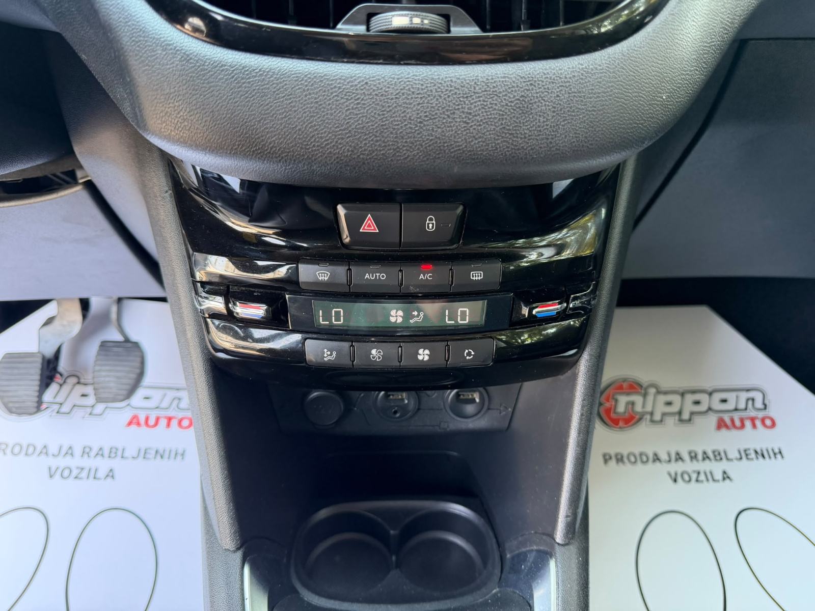 Peugeot 208 1,6 e-HDi - NAVI - KLIMA - TEMPOMAT - REGISTRIRAN, fotografija 16