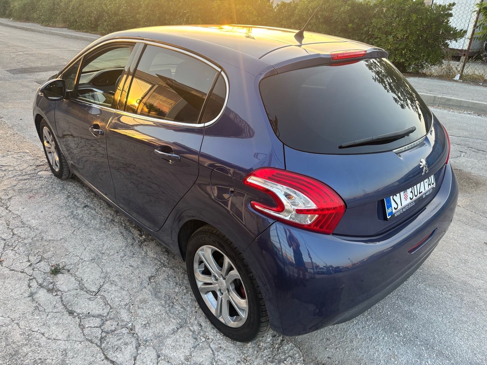 Peugeot 208 1,6 e-HDi Reg 07/2027 Klima Alu 16, fotografija 6