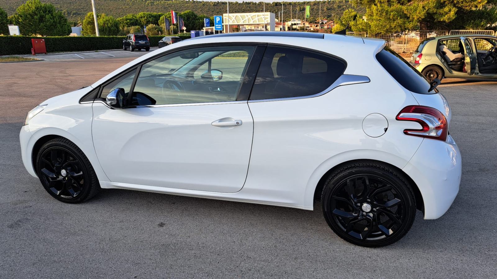 Peugeot 208 1,6 HDi ⭐️ALLURE⭐️S&S⭐️SPORT *123000km*, fotografija 7
