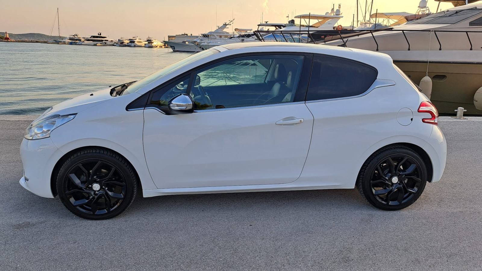 Peugeot 208 1,6 HDi ⭐️ALLURE⭐️S&S⭐️SPORT *123000km*, fotografija 4