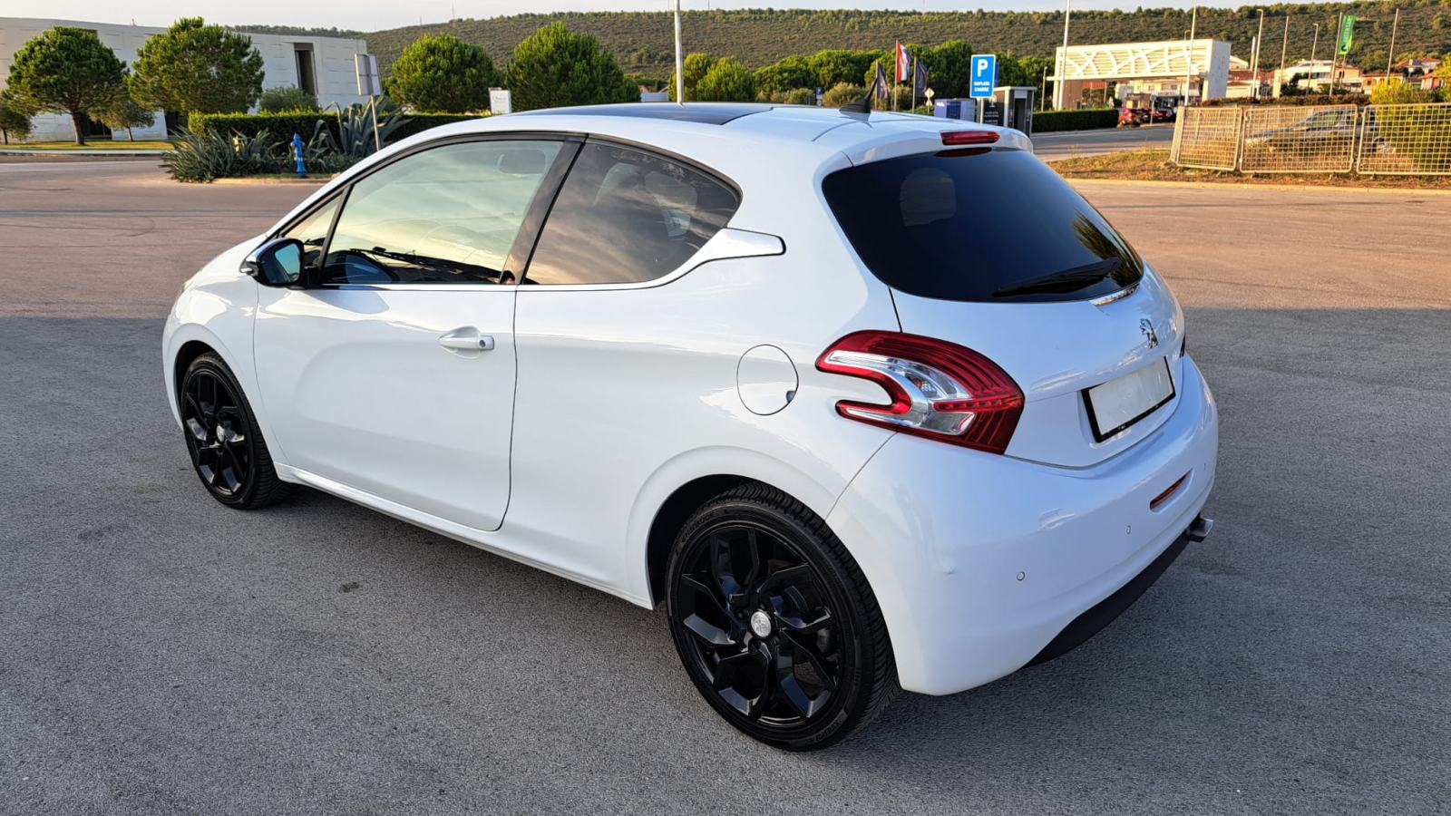 Peugeot 208 1,6 HDi ⭐️ALLURE⭐️S&S⭐️SPORT *123000km*, fotografija 8