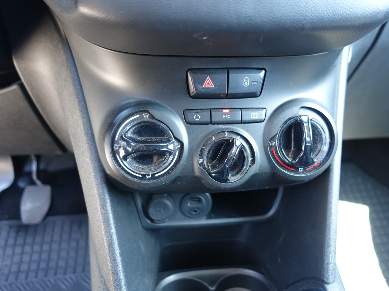Peugeot 208 1,6 HDI / HR auto 1vl / JAMSTVO + REG.09/2026, fotografija 19
