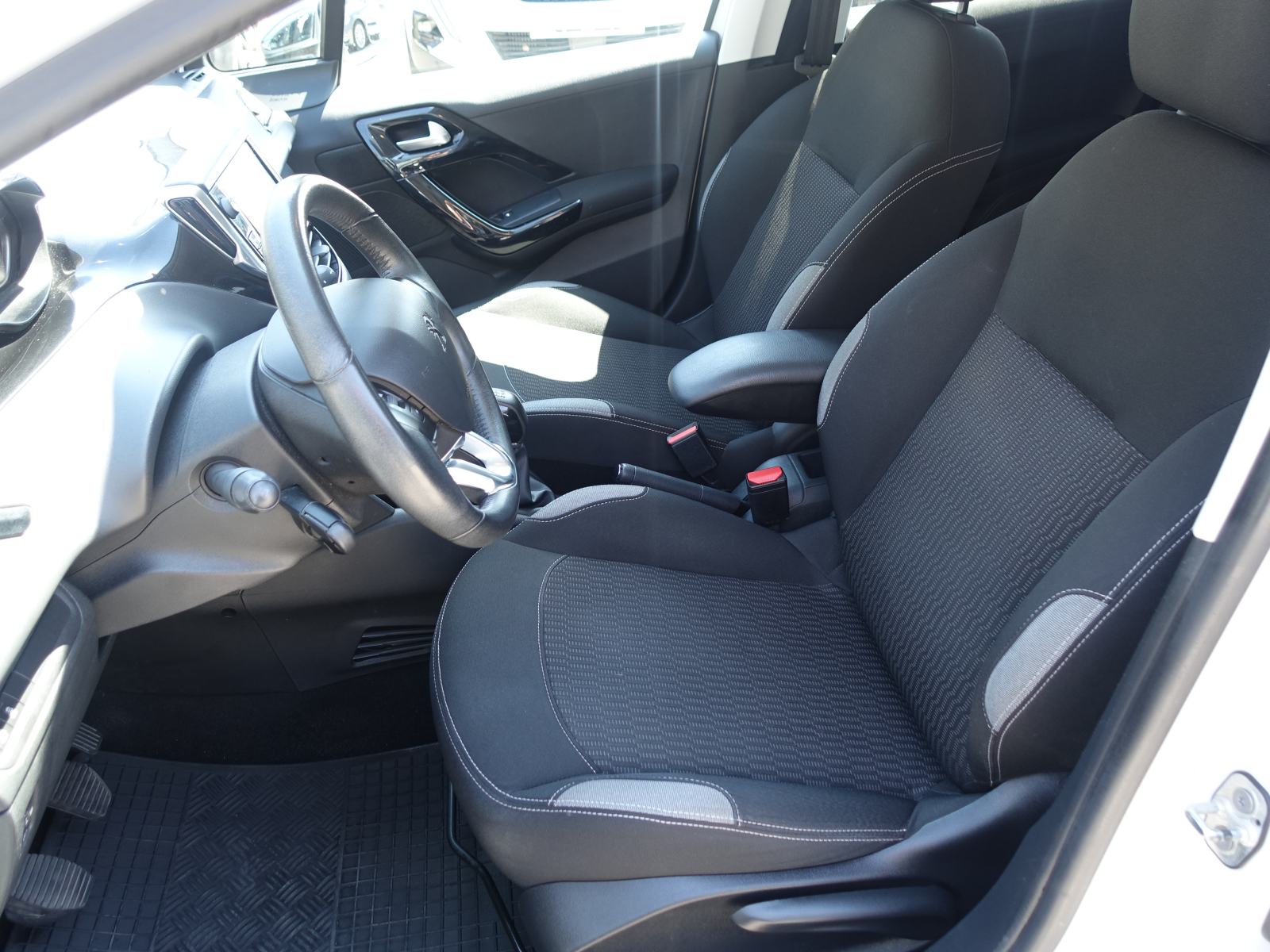 Peugeot 208 1,6 HDI / HR auto 1vl / JAMSTVO + REG.09/2026, fotografija 9