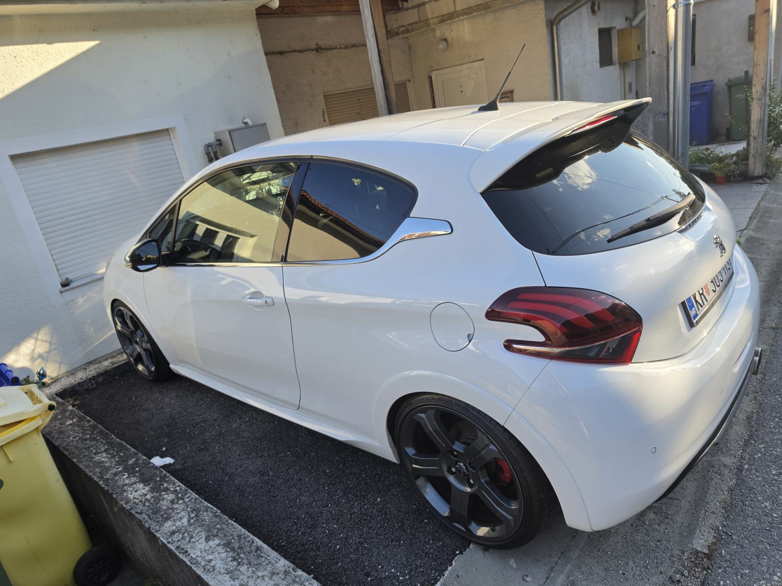 Peugeot 208 1,6 THP GTi, fotografija 3