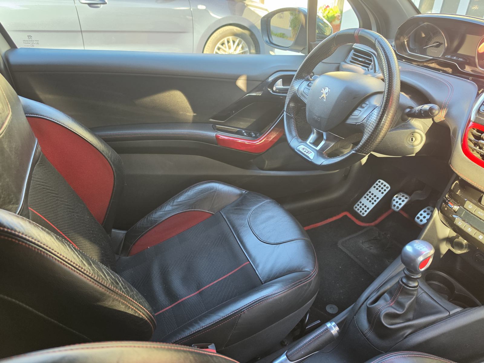 Peugeot 208 1,6 THP GTi, fotografija 6