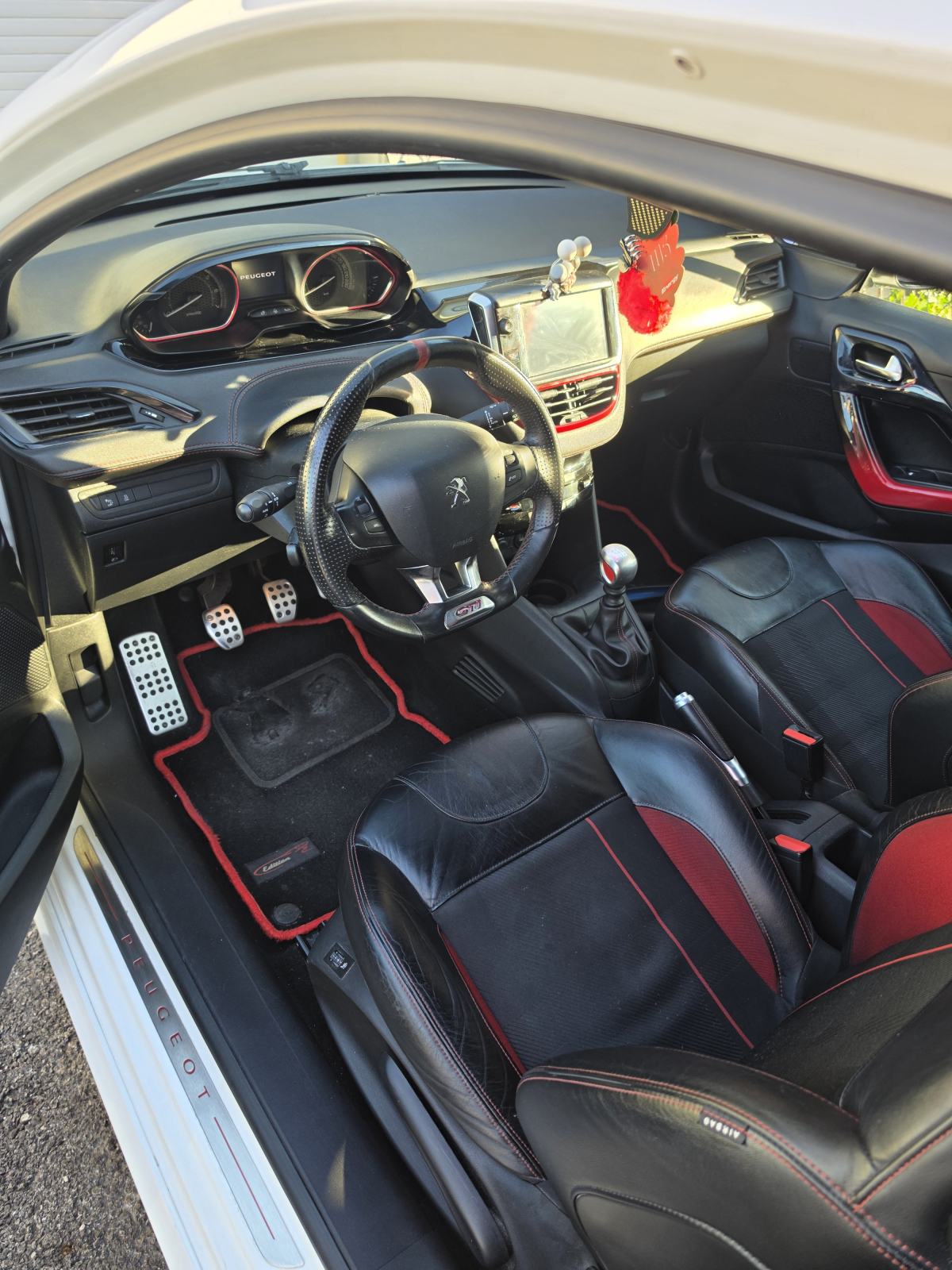 Peugeot 208 1,6 THP GTi, fotografija 7
