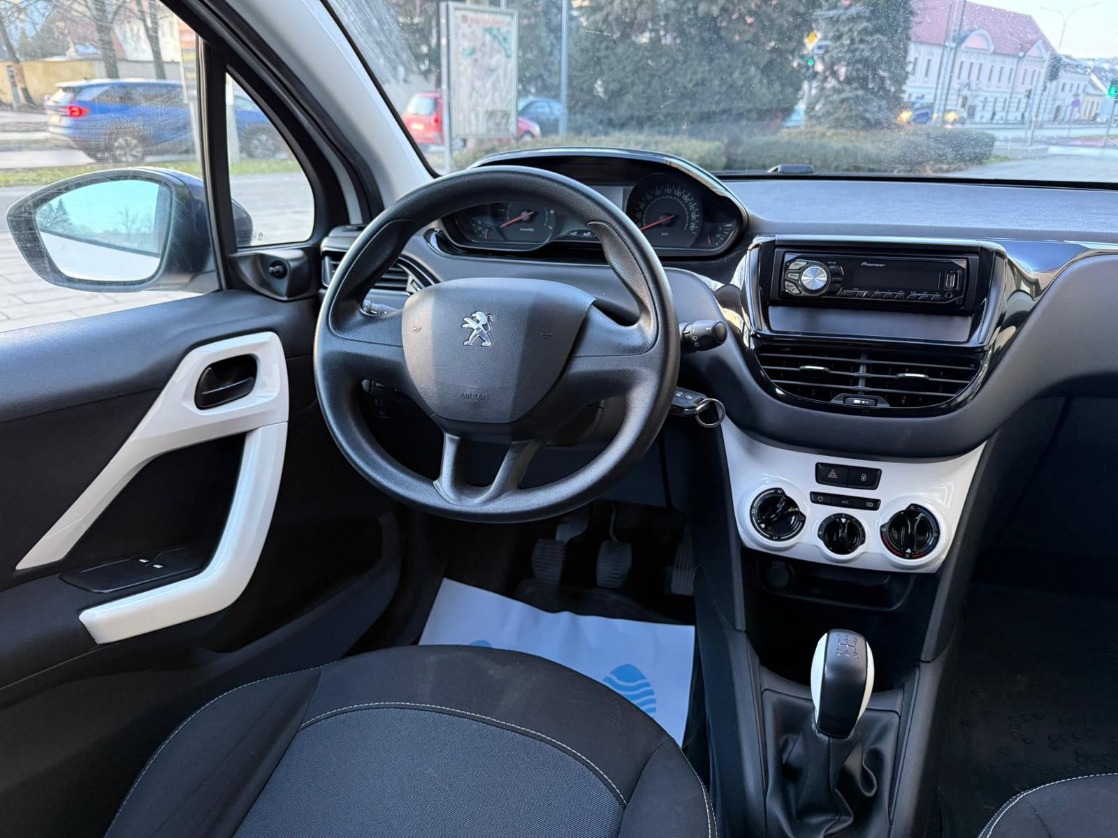 PEUGEOT 208 - 2015 GOD - RUČNI MJENJAČ - TOP! - NOVI SERVIS - NOVA REG, fotografija 15