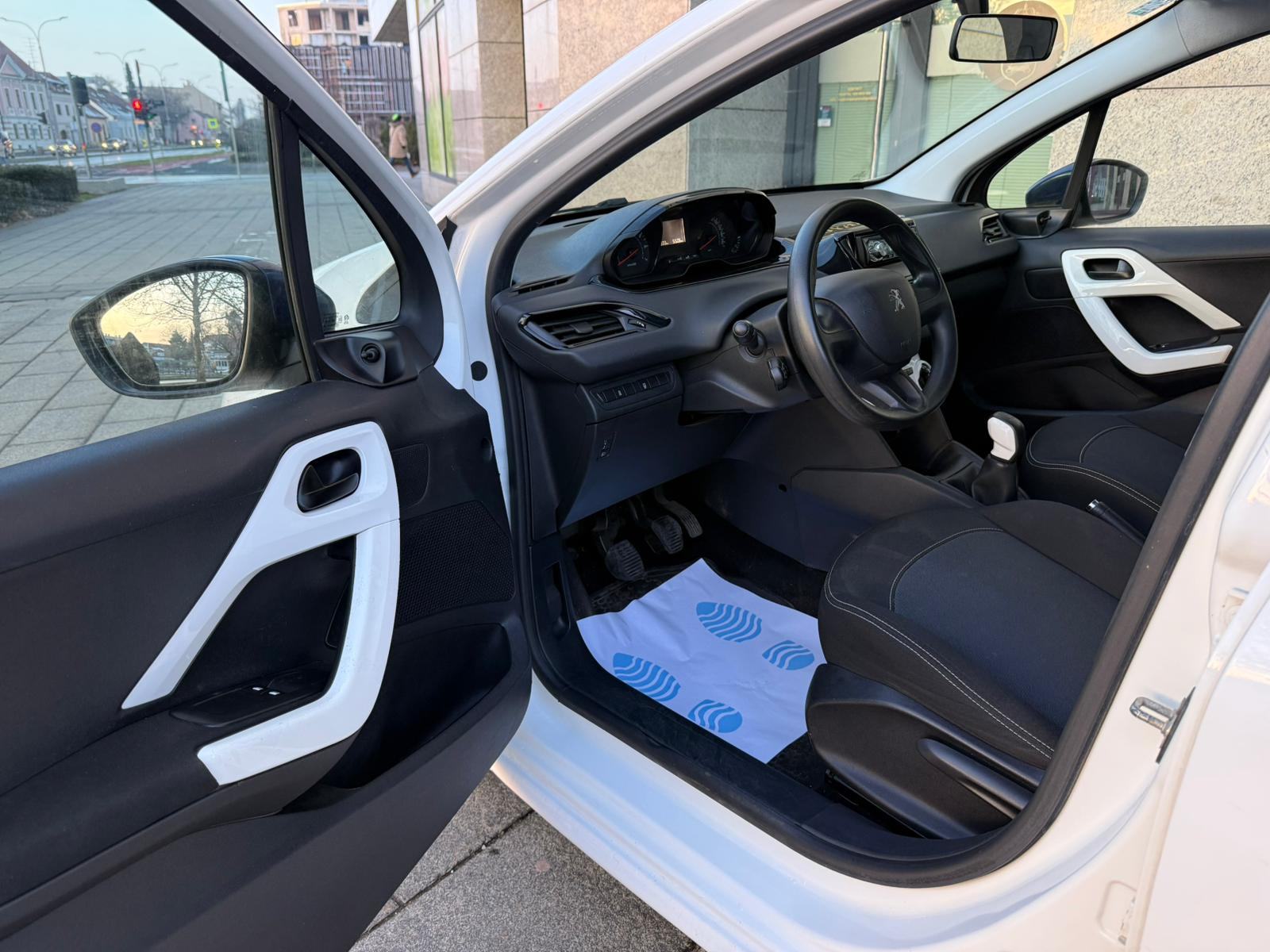 PEUGEOT 208 - 2015 GOD - RUČNI MJENJAČ - TOP! - NOVI SERVIS - NOVA REG, fotografija 13