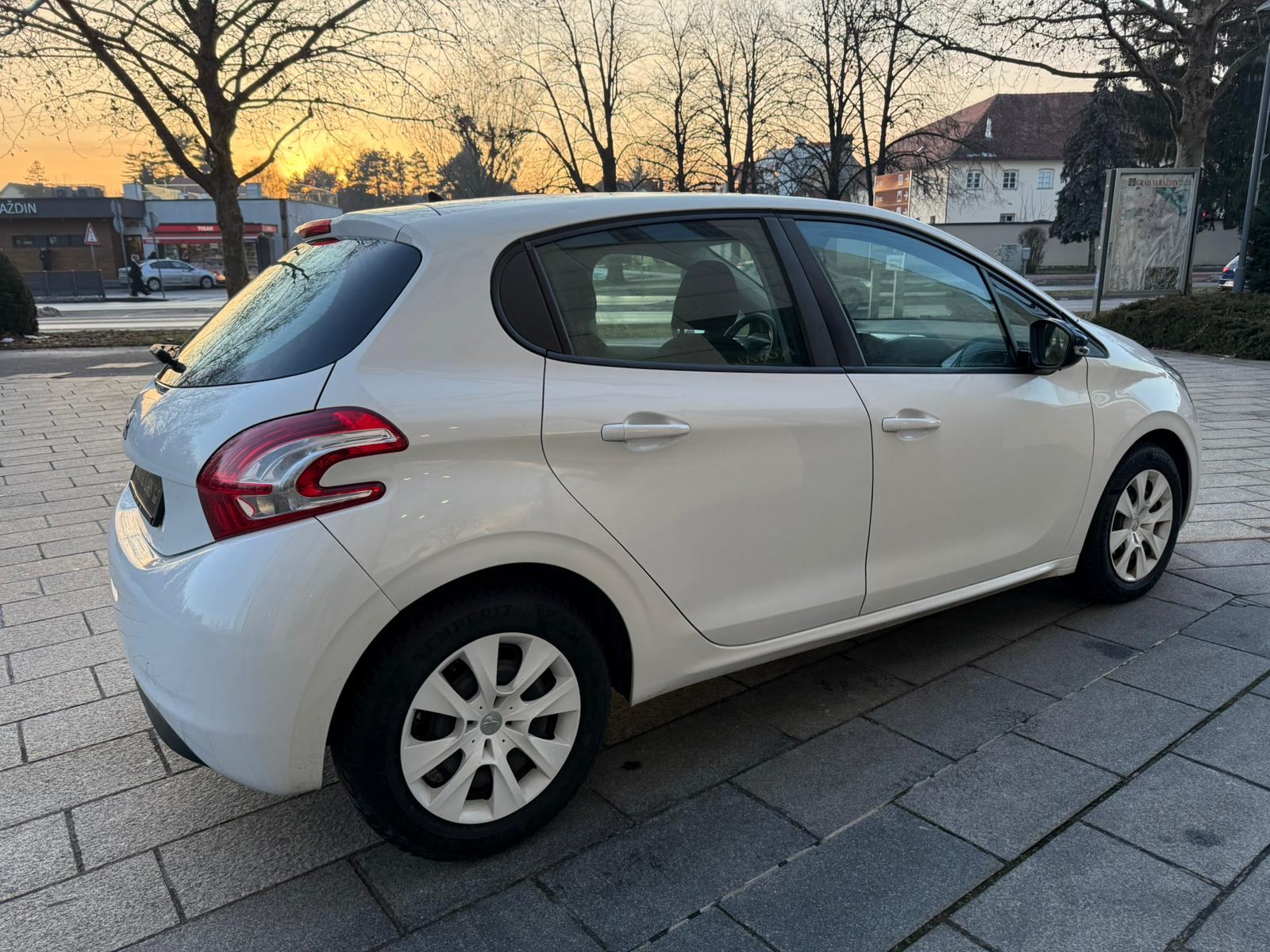 PEUGEOT 208 - 2015 GOD - RUČNI MJENJAČ - TOP! - NOVI SERVIS - NOVA REG, fotografija 6