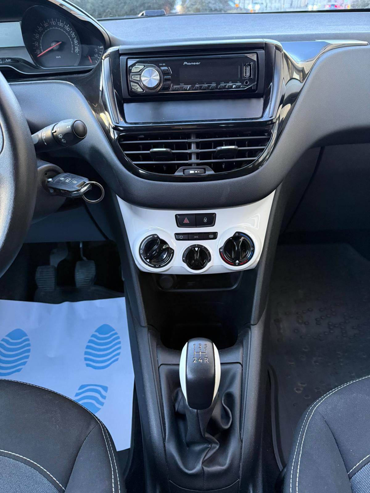 PEUGEOT 208 - 2015 GOD - RUČNI MJENJAČ - TOP! - NOVI SERVIS - NOVA REG, fotografija 18
