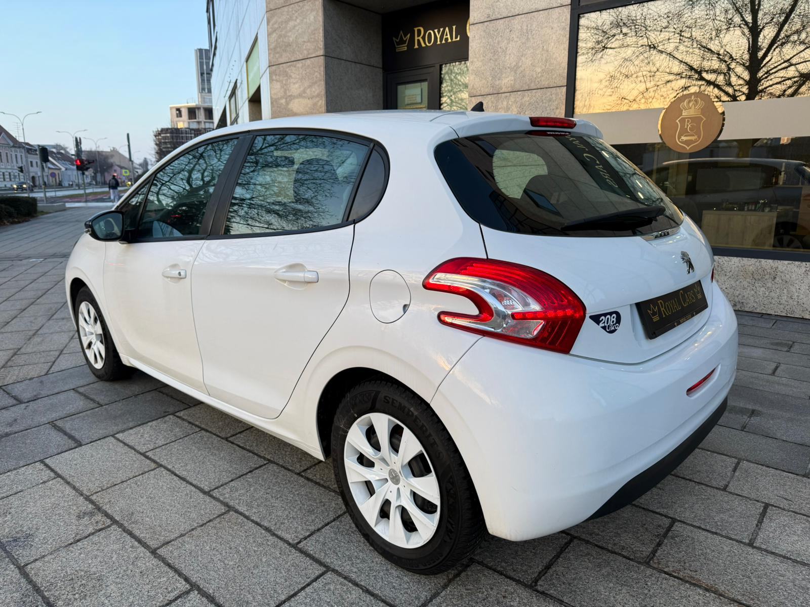 PEUGEOT 208 - 2015 GOD - RUČNI MJENJAČ - TOP! - NOVI SERVIS - NOVA REG, fotografija 9
