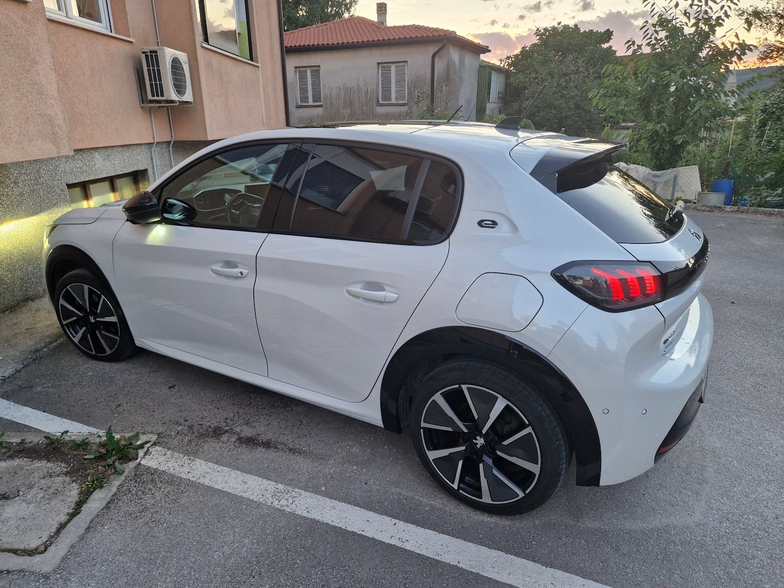 Peugeot električni-208 GT line, fotografija 6