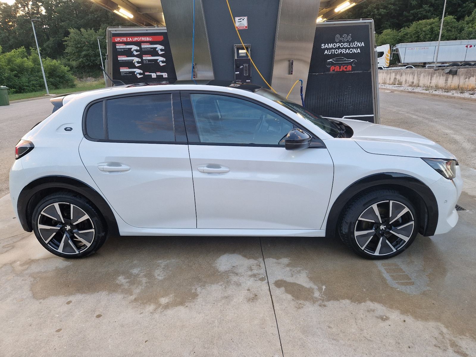 Peugeot električni-208 GT line, fotografija 3