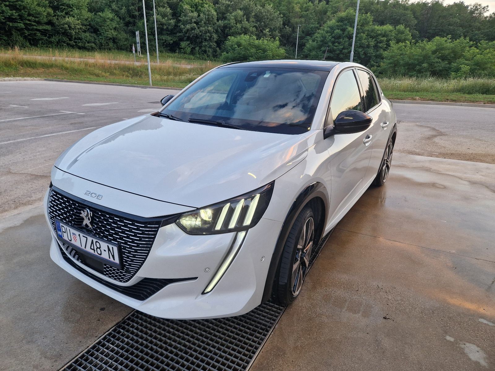 Peugeot električni-208 GT line, fotografija 2