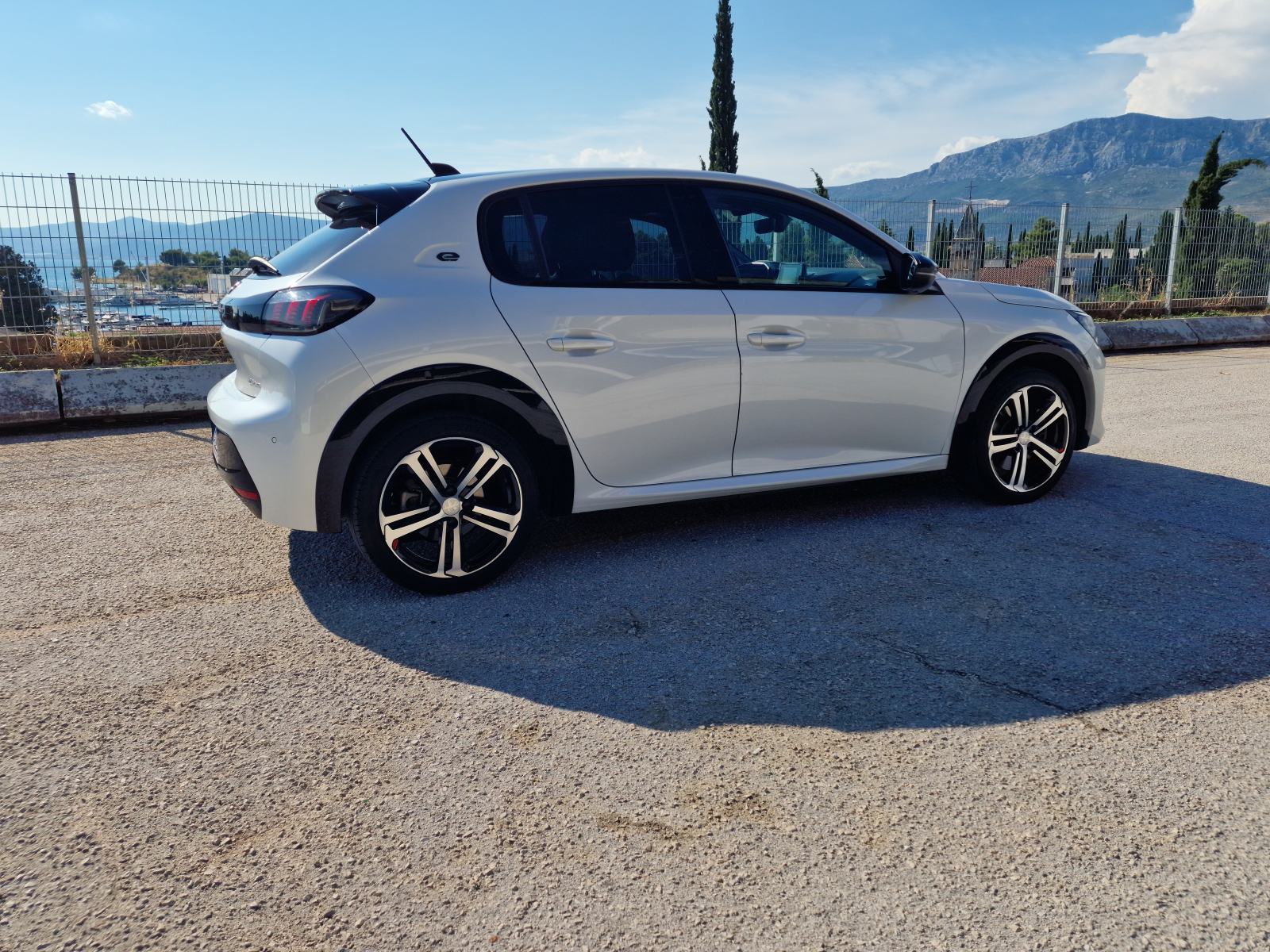 Peugeot e-208 GT Line 50 kWh ** Garažiran ** Top stanje ** HR auto **, fotografija 6