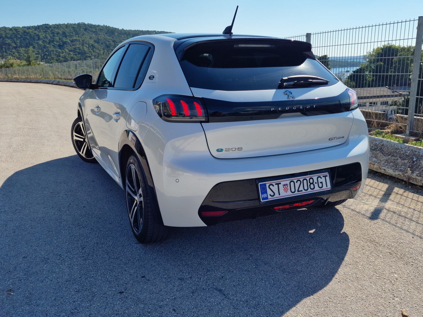 Peugeot e-208 GT Line 50 kWh ** Garažiran ** Top stanje ** HR auto **, fotografija 7