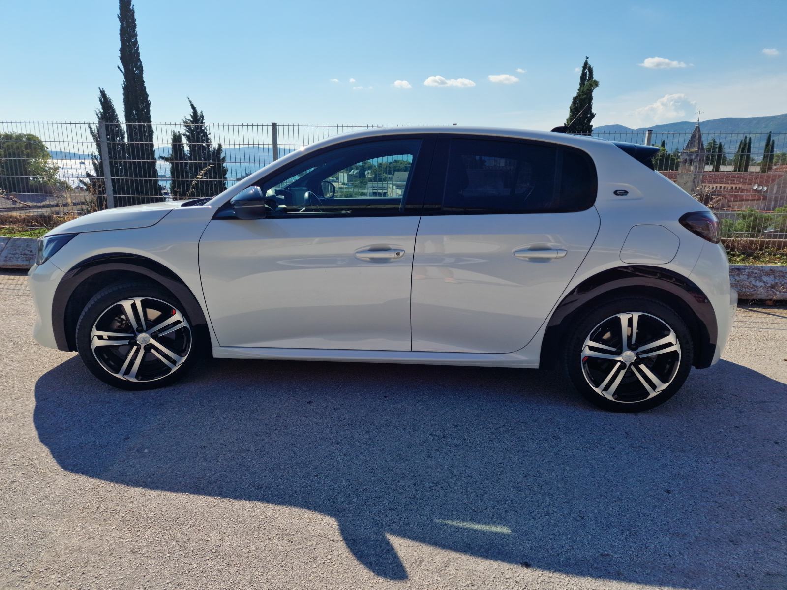 Peugeot e-208 GT Line 50 kWh ** Garažiran ** Top stanje ** HR auto **, fotografija 8