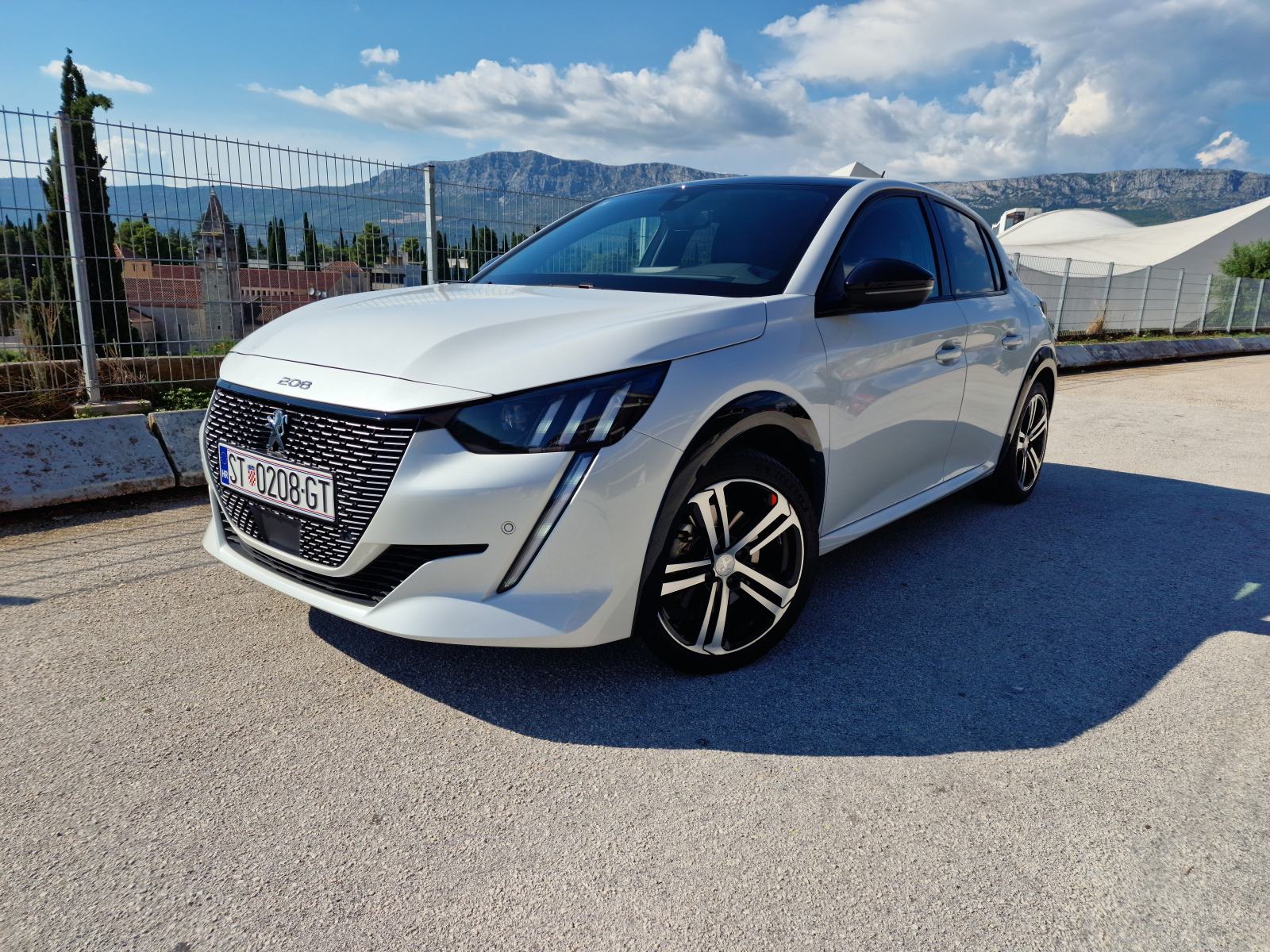 Peugeot e-208 GT Line 50 kWh ** Garažiran ** Top stanje ** HR auto **, fotografija 9