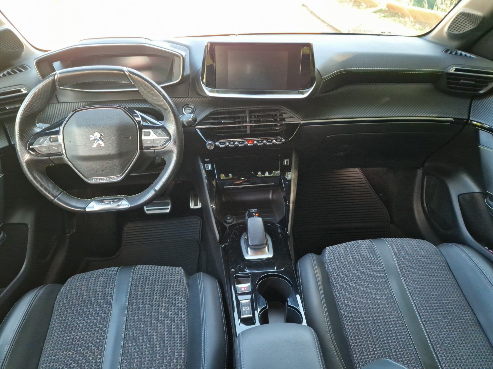 Peugeot e-208 GT Line 50 kWh ** Garažiran ** Top stanje ** HR auto **, fotografija 11