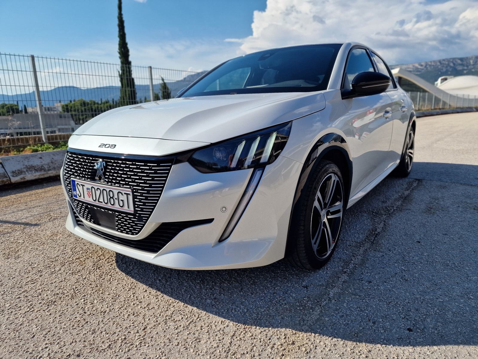 Peugeot e-208 GT Line 50 kWh ** Garažiran ** Top stanje ** HR auto **, fotografija 2