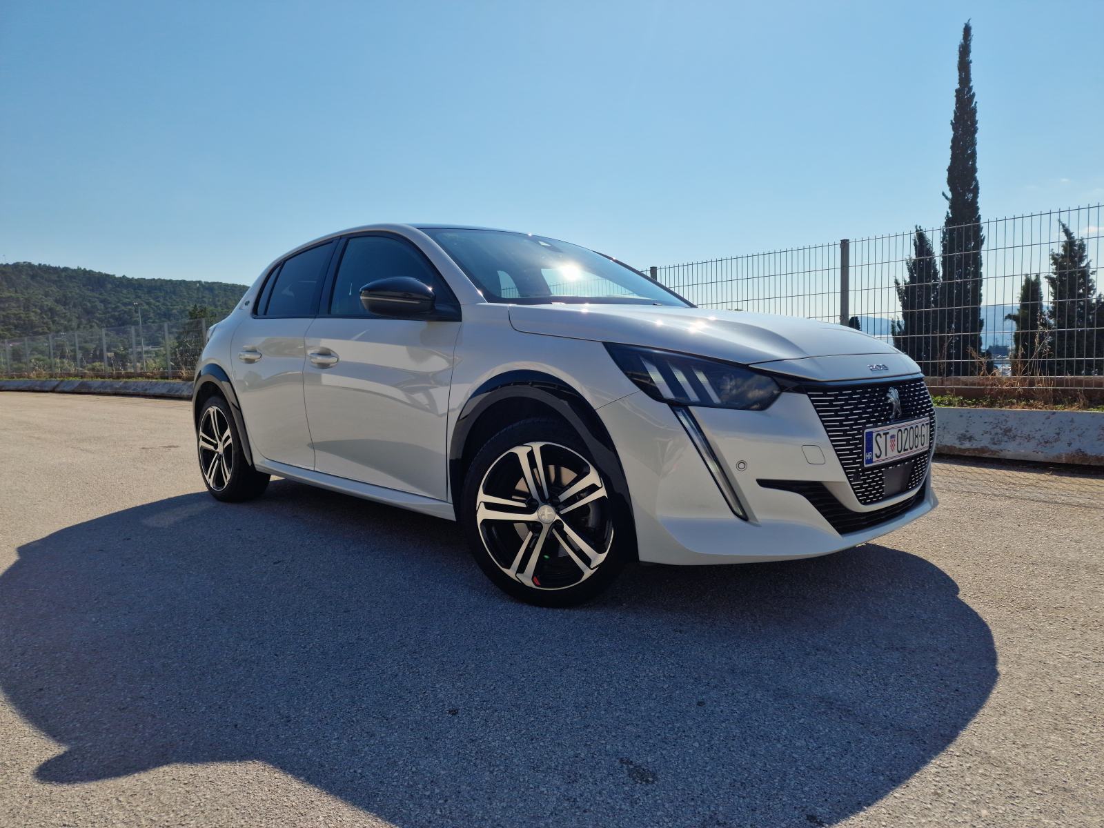 Peugeot e-208 GT Line 50 kWh ** Garažiran ** Top stanje ** HR auto **, fotografija 4