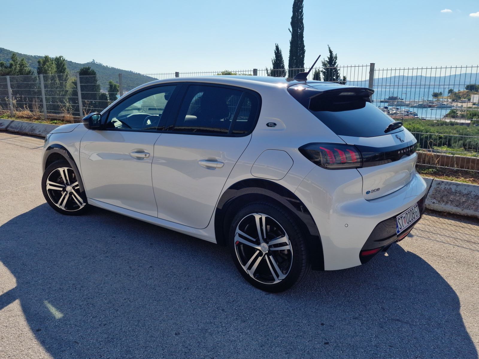 Peugeot e-208 GT Line 50 kWh ** Garažiran ** Top stanje ** HR auto **, fotografija 3