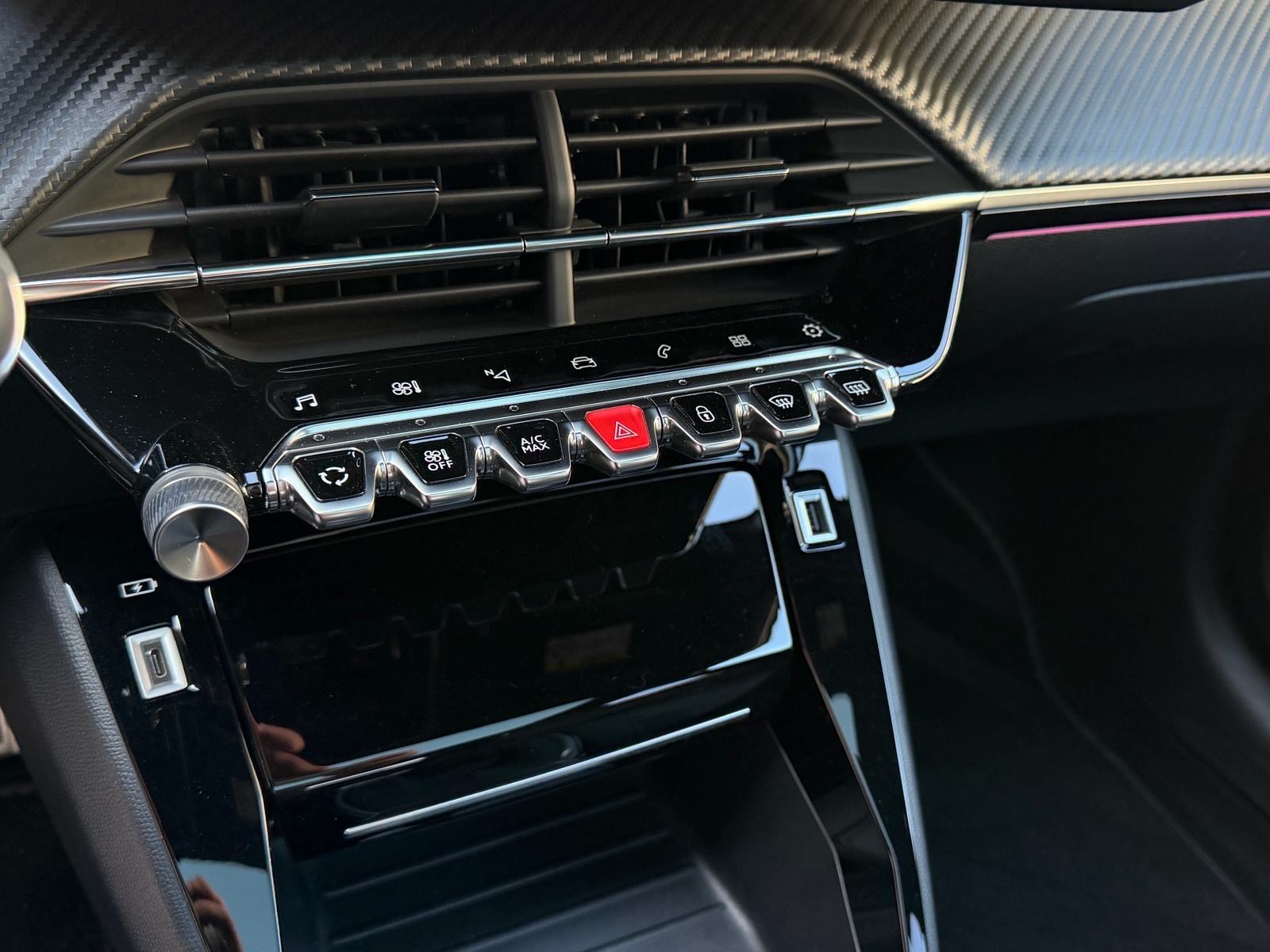 Peugeot 208 GT 1,2 PureTech | LED | KAMERA | PANORAMA | VIRTUAL | 17", fotografija 16