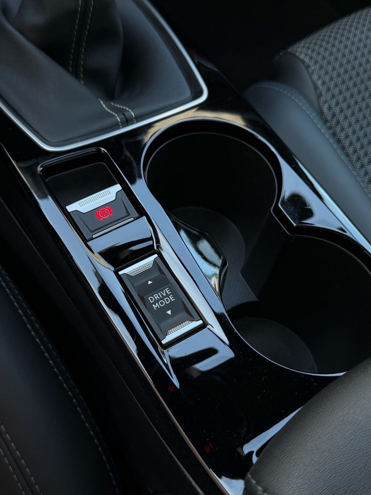 Peugeot 208 GT 1,2 PureTech | LED | KAMERA | PANORAMA | VIRTUAL | 17", fotografija 19