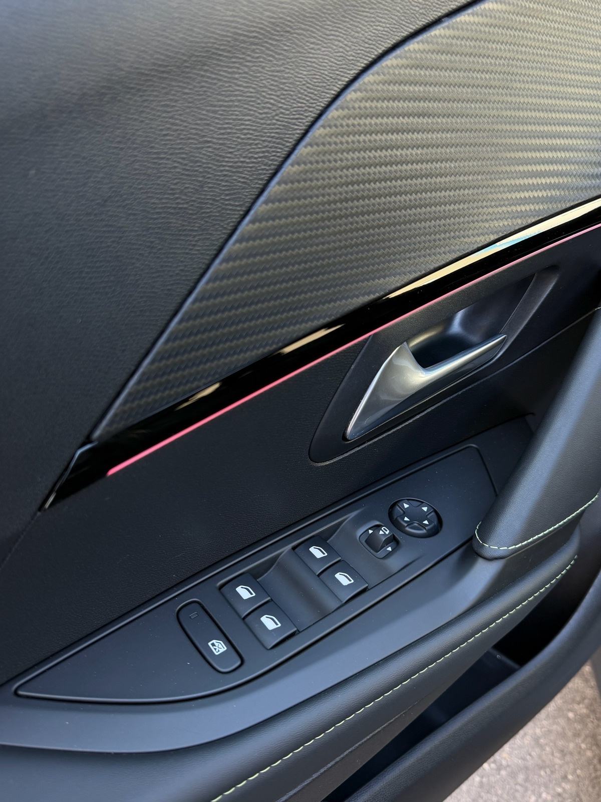 Peugeot 208 GT 1,2 PureTech | LED | KAMERA | PANORAMA | VIRTUAL | 17", fotografija 12
