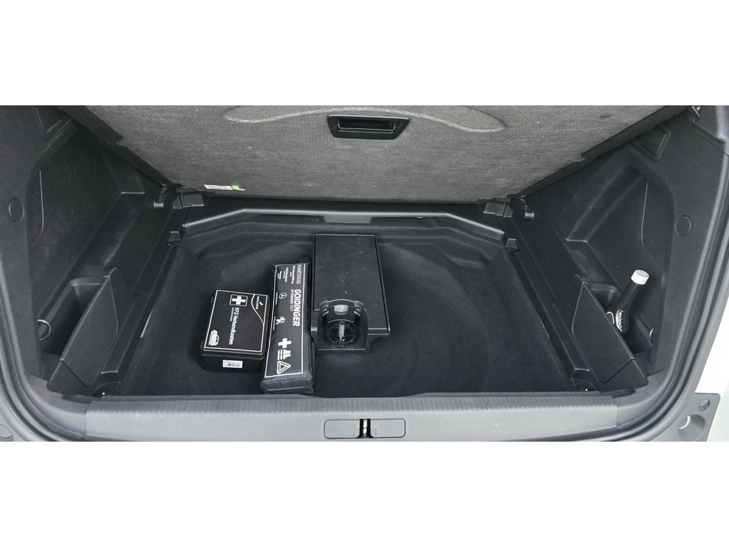 Peugeot 3008 1,2-96 KW- PANORAMA-KAMERA- 9.990 €, fotografija 13
