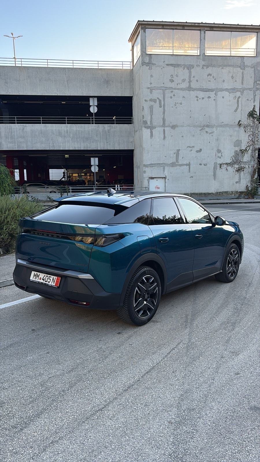 Peugeot 3008 1,2 Hybrid Allure, 360 kamere, radari, servisna!