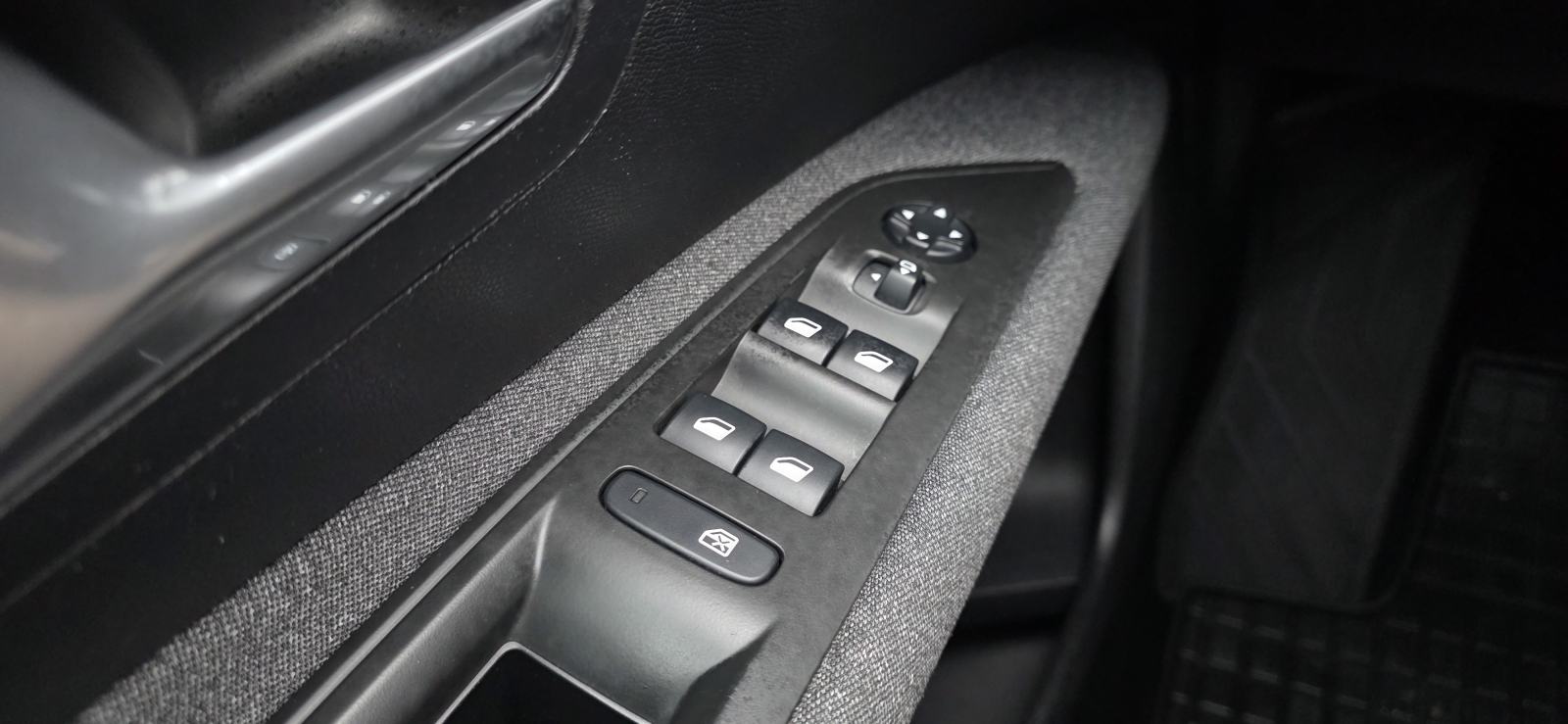 Peugeot 3008 1,2, 96KW, 6 BRZINA, LED, VIRTUAL, NAVI, TEMP, REG 10/26, 2017 god., fotografija 11