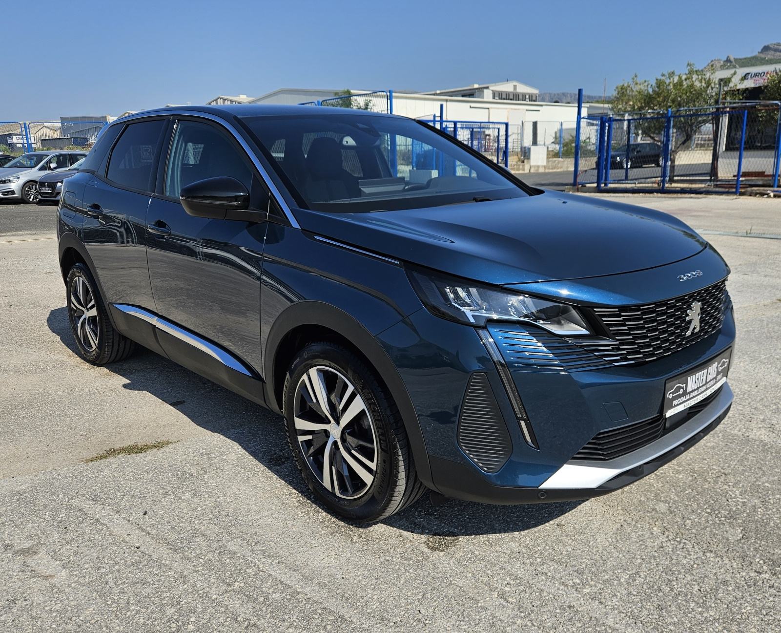 PEUGEOT 3008 1,2 TURBO 130 KS • SAMO 12.000 KM • FULL OPREMA ALLURE, fotografija 3