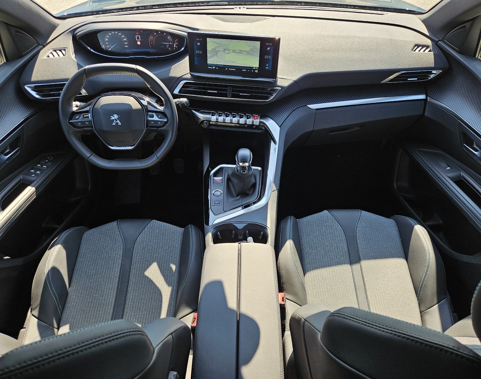 PEUGEOT 3008 1,2 TURBO 130 KS • SAMO 12.000 KM • FULL OPREMA ALLURE, fotografija 9