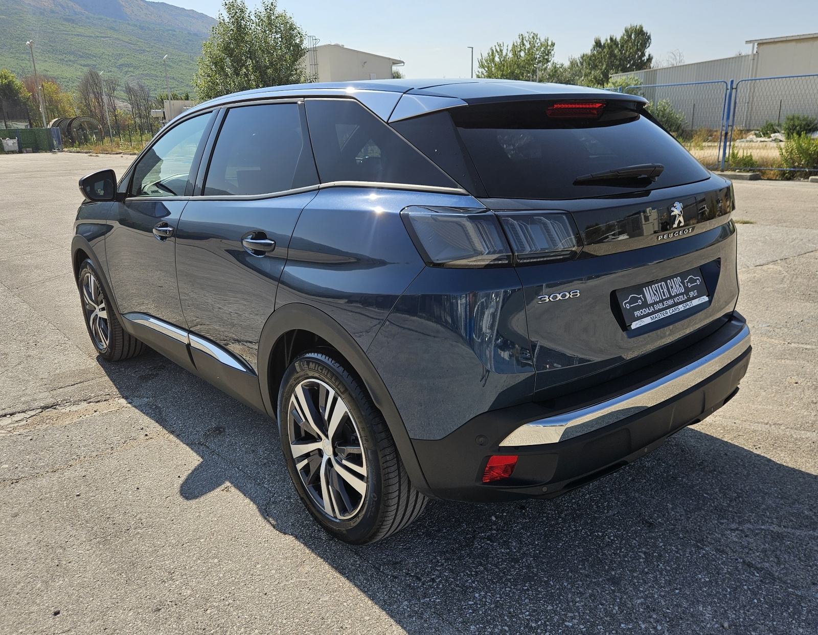 PEUGEOT 3008 1,2 TURBO 130 KS • SAMO 12.000 KM • FULL OPREMA ALLURE, fotografija 7