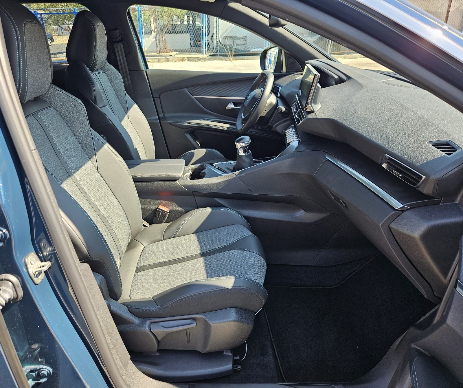 PEUGEOT 3008 1,2 TURBO 130 KS • SAMO 12.000 KM • FULL OPREMA ALLURE, fotografija 11