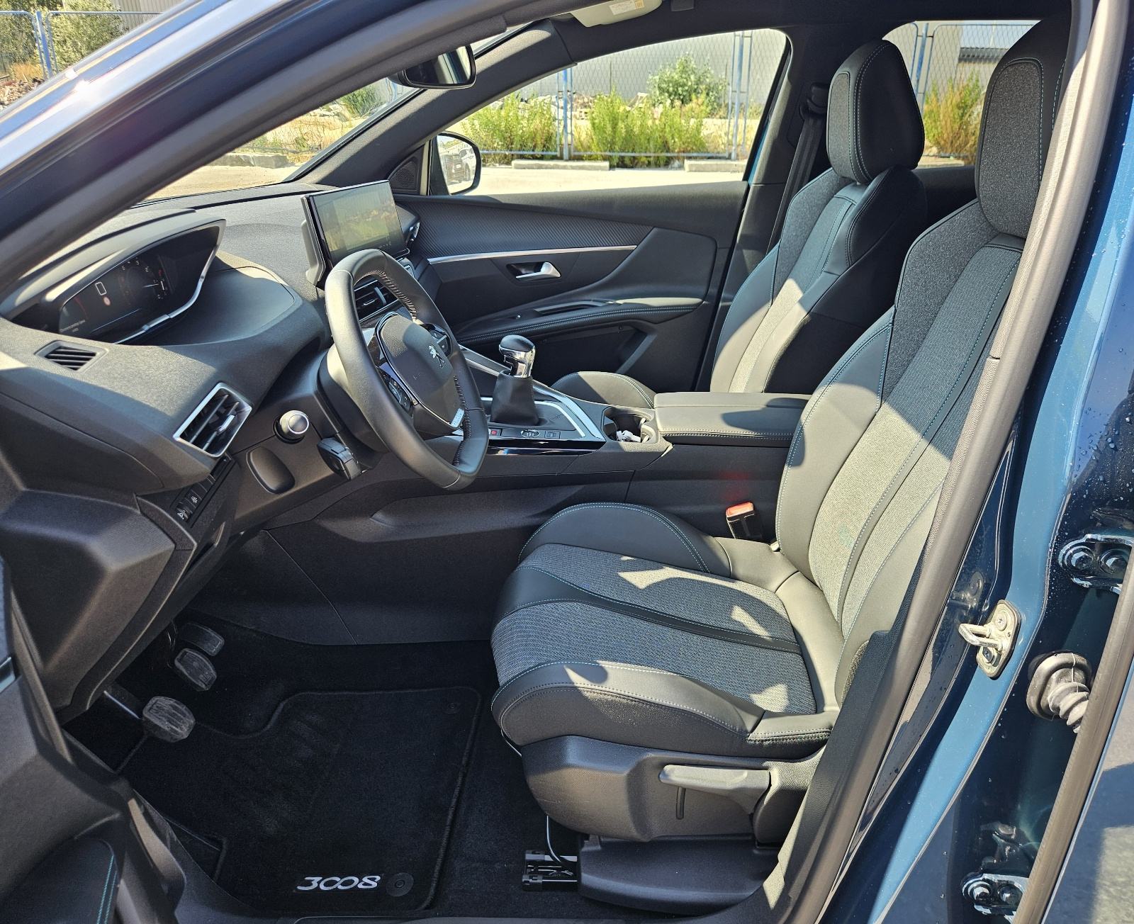 PEUGEOT 3008 1,2 TURBO 130 KS • SAMO 12.000 KM • FULL OPREMA ALLURE, fotografija 14