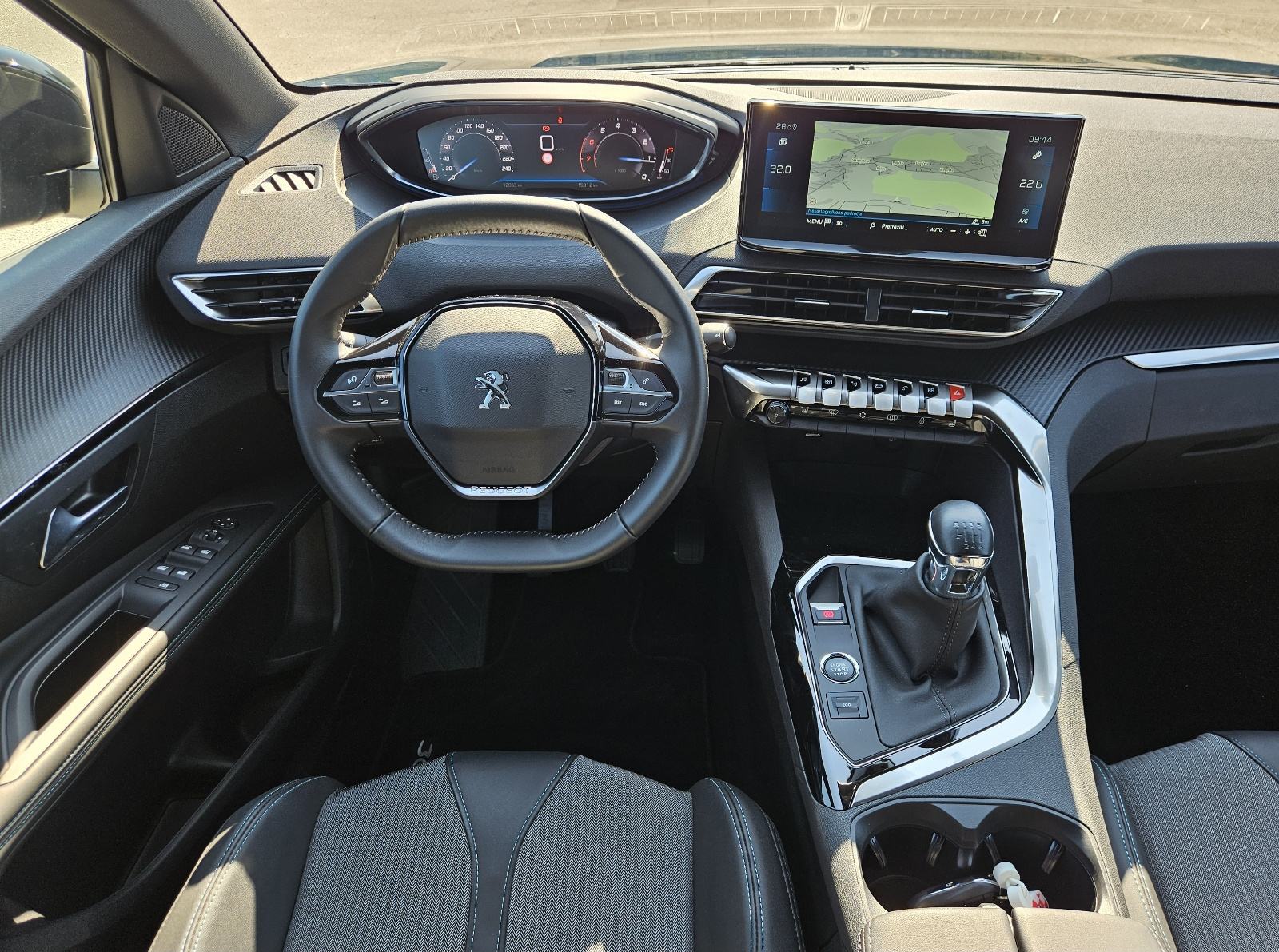 PEUGEOT 3008 1,2 TURBO 130 KS • SAMO 12.000 KM • FULL OPREMA ALLURE, fotografija 15