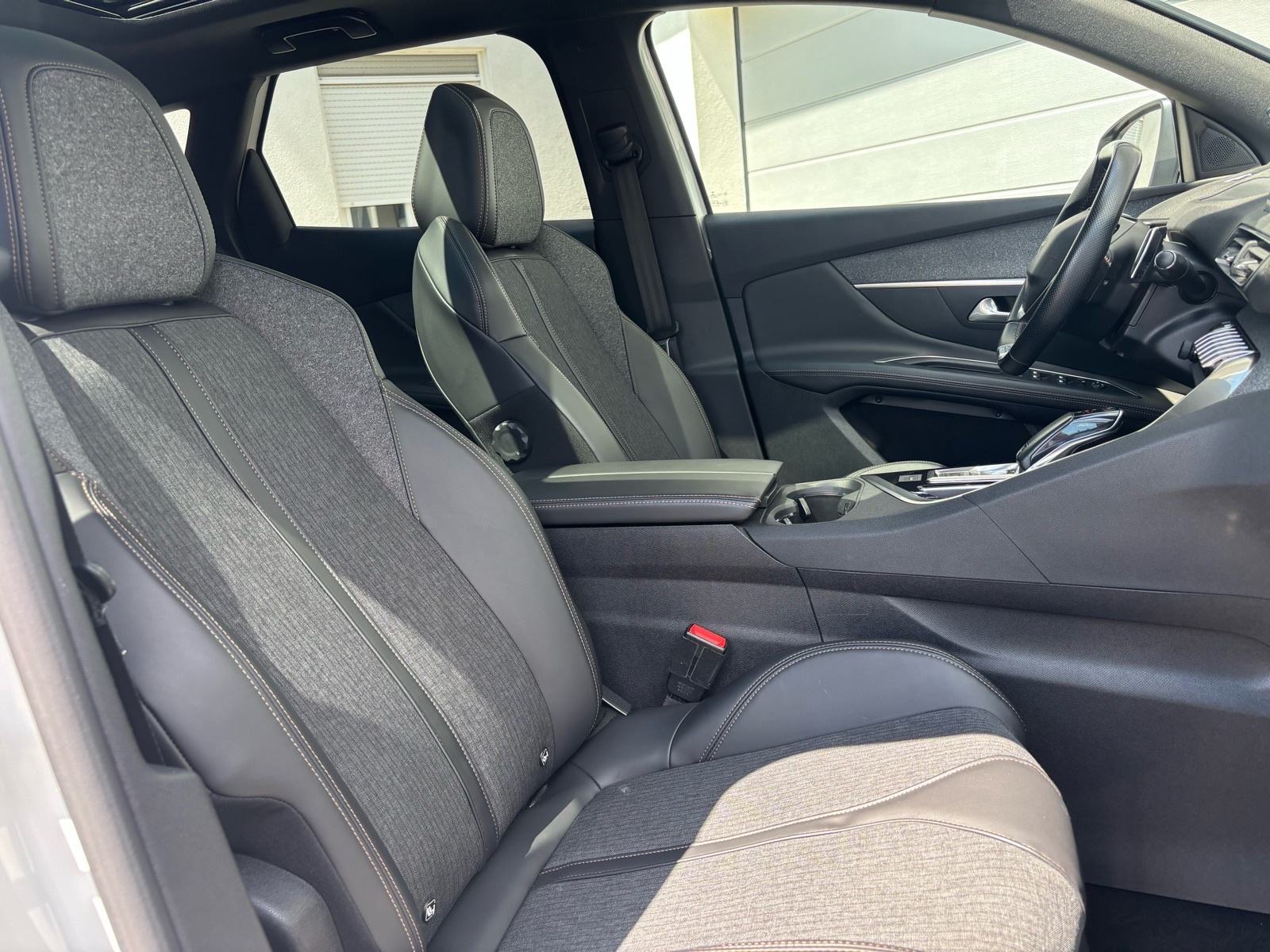 Peugeot 3008 1,5 BlueHDI automatik •GT Line• Pano • NOVI LANAC, fotografija 13