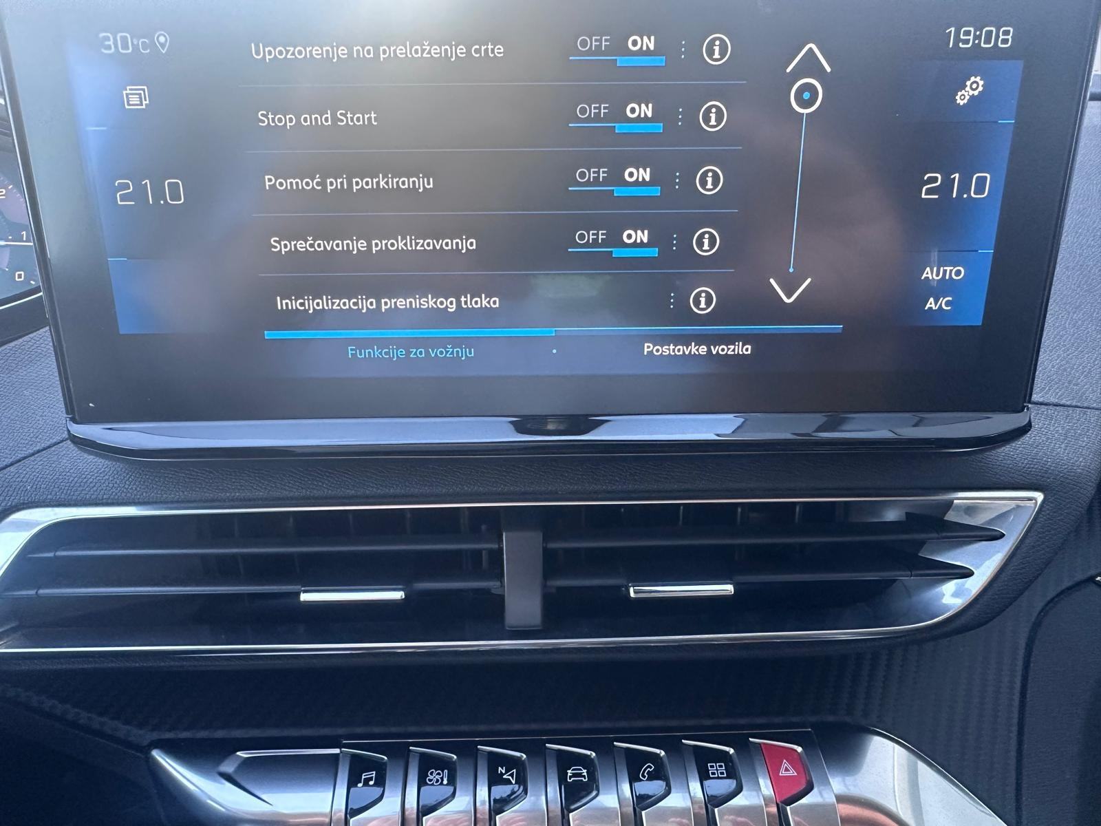 Peugeot 3008 1,5 BlueHDI automatik, fotografija 17